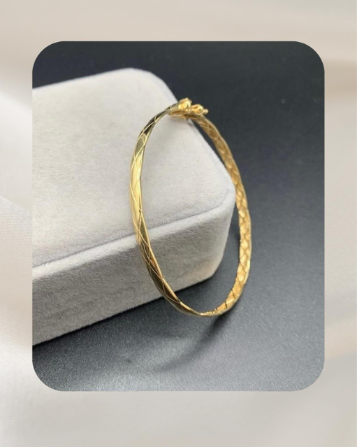 18K Yellow Gold Bangle